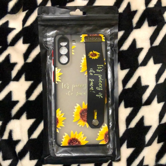 Aigomara Other - 🌻HOST PICK!🌻 Phone Case for Samsung Galaxy S21+